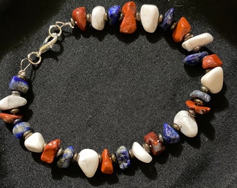 Splendido bracciale con perline di diaspro, howlite e lapislazzuli. Unico e delizioso, perfetto per ogni occasione.