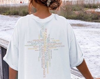 Jesús es (Nombres de Dios) Camisetas cristianas con tipografía cruzada / Camisetas cristianas con los nombres de Dios / Ropa cristiana / Camiseta genial con la cruz de Jesús