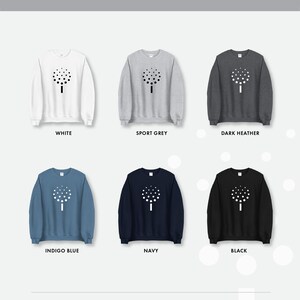 Puede incluir: Seis sudaderas de diferentes colores con un dise&ntilde;o de &aacute;rbol blanco en la parte delantera. Los colores son blanco, gris deportivo, gris oscuro, azul &iacute;ndigo, azul marino y negro.