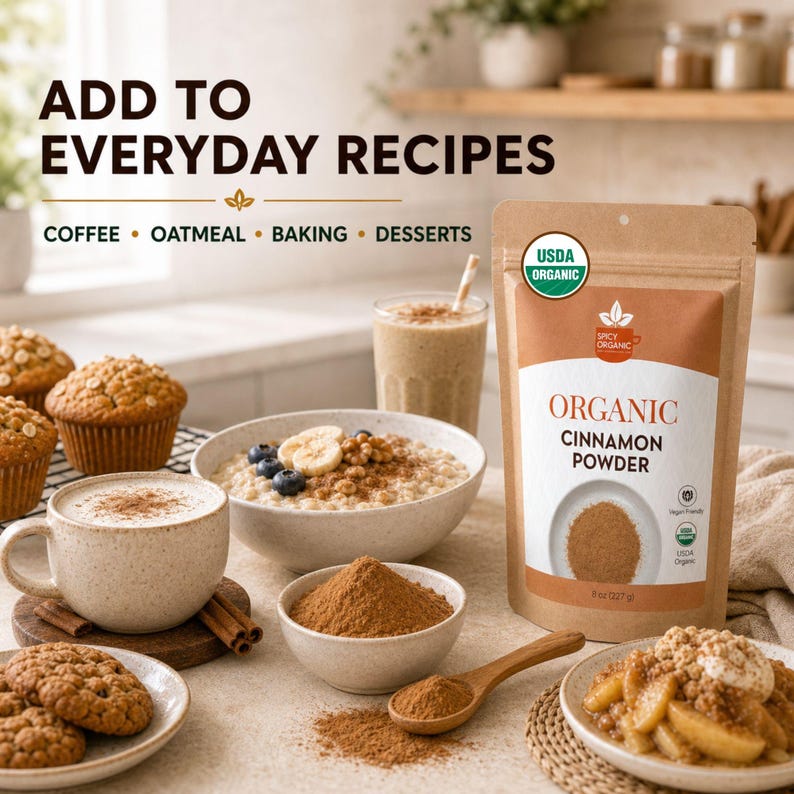 K&ouml;nnte beinhalten: Ein beigefarbener Beutel mit Spicy Organic Zimtpulver, beschriftet mit 8 oz 227 g und einem USDA Organic Siegel. Die Szene umfasst eine Sch&uuml;ssel Haferflocken mit Blaubeeren und Bananen, eine Tasse Kaffee, eine kleine Schale Zimt und einen Holzl&ouml;ffel.