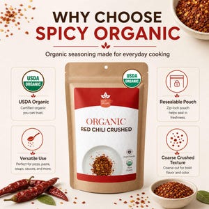 Op de afbeelding: Een hersluitbare zak met Organic Red Chili Crushed kruiden. De verpakking bevat de tekst WHY CHOOSE SPICY ORGANIC, USDA Organic-labels en iconen die de grove textuur en veelzijdig gebruik benadrukken, met gedroogde rode chilipepers ernaast.