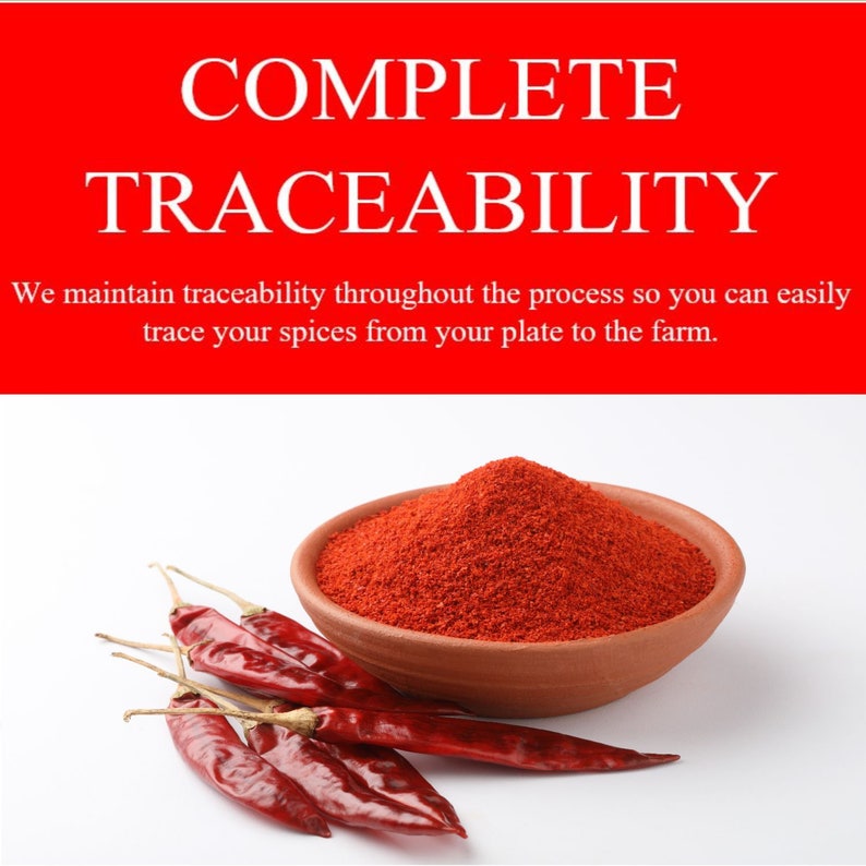 Op de afbeelding: Een kom met rode chilipeperpoeder met rode chilipepers op een wit oppervlak. Bovenaan de afbeelding staat de tekst "COMPLETE TRACEABILITY". De tekst eronder luidt "We handhaven traceerbaarheid gedurende het hele proces, zodat u uw specerijen gemakkelijk van uw bord tot aan de boerderij kunt volgen."