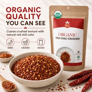 Op de afbeelding: Een beige zakje met het label Organic Red Chili Crushed en een USDA Organic zegel, naast een kom gevuld met grof gemalen rode chilivlokken. De tekst luidt Organic Quality You Can See, Coarse crushed texture with natural red chili color, Dried, Crushed, Packed.