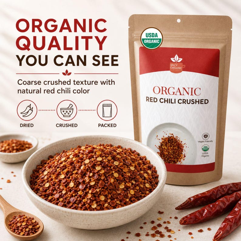 Op de afbeelding: Een beige zakje met het label Organic Red Chili Crushed en een USDA Organic zegel, naast een kom gevuld met grof gemalen rode chilivlokken. De tekst luidt Organic Quality You Can See, Coarse crushed texture with natural red chili color, Dried, Crushed, Packed.