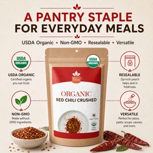 Op de afbeelding: Een hersluitbare zak met biologische rode chilivlokken met een rood-wit etiket. De verpakking bevat de tekst A PANTRY STAPLE FOR EVERYDAY MEALS, USDA Organic, Non-GMO en Versatile. Een kom met gemalen rode chilivlokken en hele gedroogde chilipepers zijn zichtbaar.