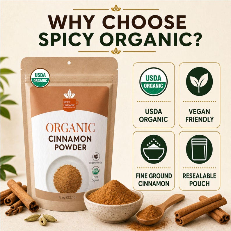 K&ouml;nnte beinhalten: Ein brauner, wiederverschlie&szlig;barer Beutel mit Spicy Organic Zimtpulver, beschriftet mit 8 oz (227 g) sowie USDA Organic und Vegan Friendly Symbolen. Daneben stehen eine Schale mit Zimtpulver, ein Holzl&ouml;ffel und Zimtstangen.