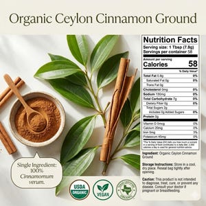Peut inclure: Cannelle de Ceylan moulue bio avec une &eacute;tiquette de valeur nutritionnelle, un petit bol de cannelle en poudre avec une cuill&egrave;re en bois, des b&acirc;tons de cannelle et des feuilles vertes. L'&eacute;tiquette indique une portion de 7,8g et 58 calories.