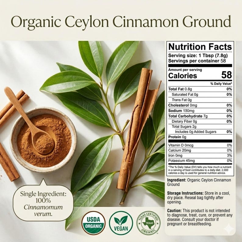 Peut inclure: Cannelle de Ceylan moulue bio avec une &eacute;tiquette de valeur nutritionnelle, un petit bol de cannelle en poudre avec une cuill&egrave;re en bois, des b&acirc;tons de cannelle et des feuilles vertes. L'&eacute;tiquette indique une portion de 7,8g et 58 calories.