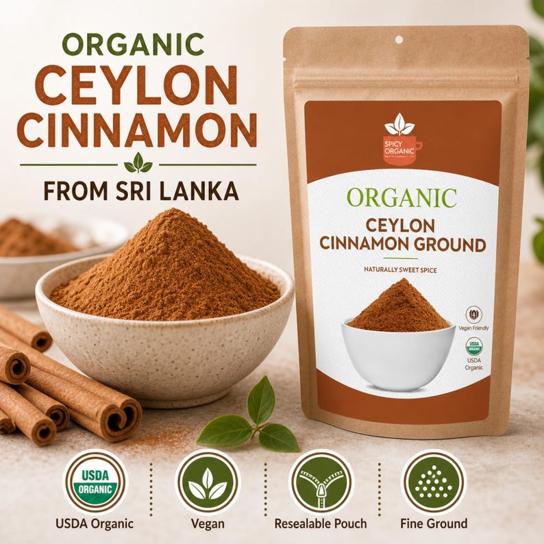 Peut inclure: Un sachet refermable en papier brun contenant de la cannelle de Ceylan biologique moulue du Sri Lanka, avec un bol blanc rempli de poudre de cannelle, des b&acirc;tons de cannelle et des ic&ocirc;nes pour les attributs bio, v&eacute;g&eacute;talien et moulu fin.