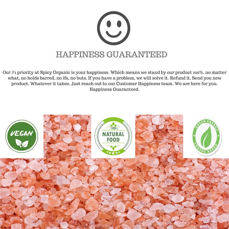 Pu&ograve; includere: Cristalli di sale rosa dell'Himalaya, un prodotto alimentare naturale, con etichette verdi vegane ed energia verde. Il testo "100% Cibo Naturale" &egrave; su un'etichetta verde con sfondo bianco.
