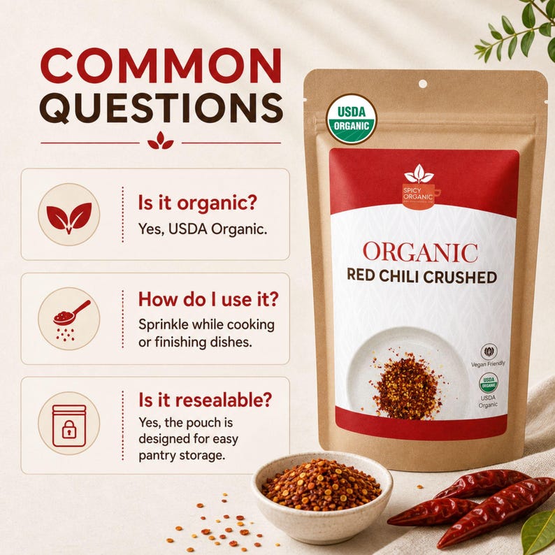 Op de afbeelding: Een bruine papieren zak met biologische rode chilivlokken en een rood-wit etiket. De tekst luidt Common Questions, Is it organic, How do I use it en Is it resealable. Een klein kommetje met gemalen rode chilivlokken en drie hele rode pepers.