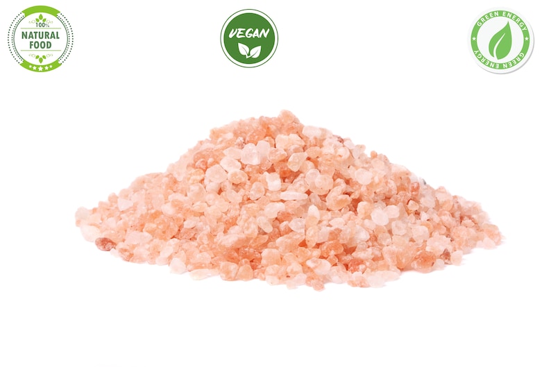 Pu&ograve; includere: Primo piano di un mucchio di cristalli di sale rosa dell'Himalaya. Il sale &egrave; di colore rosa chiaro e ha una consistenza ruvida.