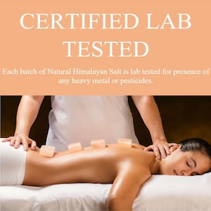 Pu&ograve; includere: Una persona riceve un massaggio con pietre di sale rosa dell'Himalaya sulla schiena. Il testo "CERTIFIED LAB TESTED" &egrave; visualizzato sopra l'immagine. Il testo sotto l'immagine recita "Ogni lotto di sale dell'Himalaya naturale viene testato in laboratorio per la presenza di metalli pesanti o pesticidi."