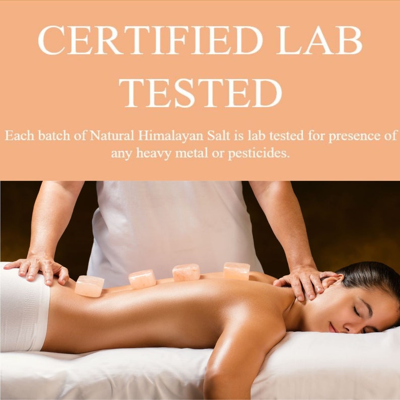 Pu&ograve; includere: Una persona riceve un massaggio con pietre di sale rosa dell'Himalaya sulla schiena. Il testo "CERTIFIED LAB TESTED" &egrave; visualizzato sopra l'immagine. Il testo sotto l'immagine recita "Ogni lotto di sale dell'Himalaya naturale viene testato in laboratorio per la presenza di metalli pesanti o pesticidi."