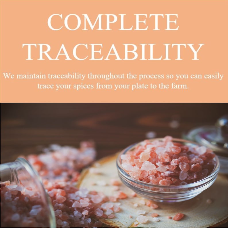 Pu&ograve; includere: Primo piano di cristalli di sale rosa dell'Himalaya in una ciotola di vetro su una superficie di legno. Il sale &egrave; un minerale naturale non raffinato con una delicata tonalit&agrave; rosa. Il testo "COMPLETE TRACEABILITY" &egrave; visualizzato sopra l'immagine. Manteniamo la tracciabilit&agrave; durante l'intero processo in modo che tu possa facilmente tracciare le tue spezie dal tuo piatto alla fattoria.