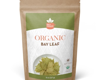 Könnte beinhalten: Ein brauner Papierbeutel mit einem Etikett, auf dem "Organic Bay Leaf" steht. Das Etikett zeigt auch ein grünes Blattdesign und den Text "Spicy Organic". Es enthält ein USDA Organic-Siegel und gibt an, dass der Beutel 8 Unzen (227 Gramm) Bio-Lorbeerblätter enthält.