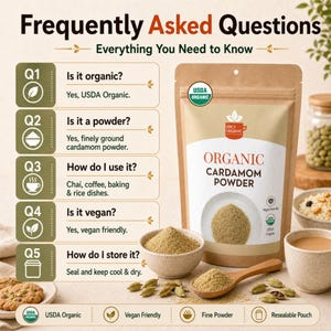 以下が含まれることがあります： Spicy OrganicのロゴとUSDAオーガニック認証マークが記載されたラベル付きの、再封可能なオーガニックカルダモンパウダーの袋。画像には、よくある質問リスト、少量のパウダーが入ったボウル、木製スプーン、カルダモンのさやが含まれています。