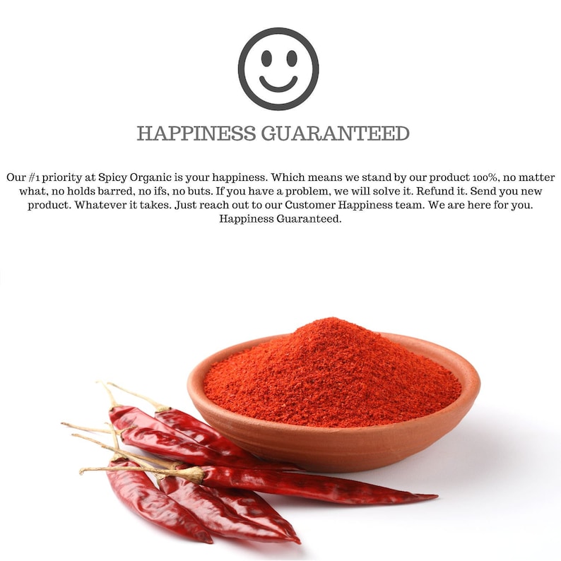 Op de afbeelding: Een kom met rode chilipeperpoeder met rode pepers op een wit oppervlak. De tekst "Happiness Guaranteed" staat in zwarte tekst op een witte achtergrond.