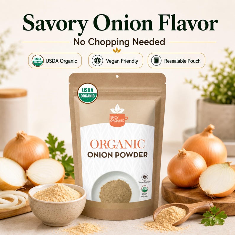 Puede incluir: Una bolsa marr&oacute;n resellable de cebolla en polvo org&aacute;nica con una etiqueta que dice Organic Onion Powder y Spicy Organic. El empaque presenta iconos de USDA Organic y Vegan Friendly. Cebollas enteras y cortadas rodean el producto.