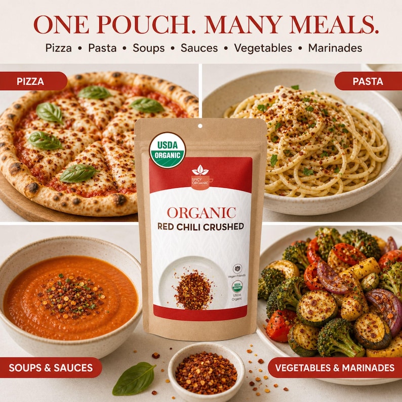 Op de afbeelding: Een bruin zakje met biologische gemalen rode chilipeper met een wit etiket en een USDA Organic-zegel. De tekst luidt ONE POUCH. MANY MEALS. Pizza, Pasta, Soups, Sauces, Vegetables, Marinades. Afbeeldingen tonen pizza, pasta, soep en groenten.