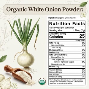 Puede incluir: Una etiqueta de producto para polvo de cebolla blanca org&aacute;nica con una ilustraci&oacute;n de una cebolla blanca con tallos verdes, una cuchara de madera con polvo blanco y una tabla nutricional que indica 65 porciones y 25 calor&iacute;as.