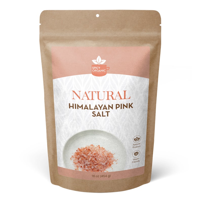 Pu&ograve; includere: Un sacchetto di carta marrone con un'etichetta che dice "Sale rosa dell'Himalaya naturale" e un'immagine di sale rosa dell'Himalaya. L'etichetta dice anche "Spicy Organic" e "16 oz (454 g)".