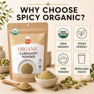 以下が含まれることがあります： 「Organic Cardamom Powder」と書かれた白いラベルが付いた、Spicy Organicの茶色の再封可能なパウチ。パウチの周りには、緑色のカルダモンのさや、粉末が入った小さなボウル、粉末をのせた木製のスプーンが配置されています。