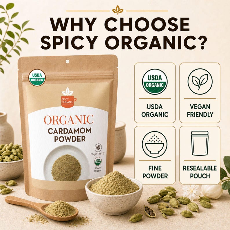 以下が含まれることがあります： 「Organic Cardamom Powder」と書かれた白いラベルが付いた、Spicy Organicの茶色の再封可能なパウチ。パウチの周りには、緑色のカルダモンのさや、粉末が入った小さなボウル、粉末をのせた木製のスプーンが配置されています。