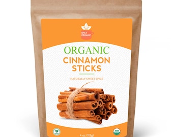 Puede incluir: Una bolsa de papel marrón con una etiqueta que dice "Organic Cinnamon Sticks" y "Naturally Sweet Spice". La bolsa contiene un paquete de palitos de canela atados con una cuerda. La etiqueta también dice "4 oz (113g)" y tiene un logotipo verde que dice "Spicy Organic".