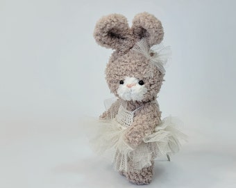 Schattig gehaakt konijntje in jurk speelgoed. Amigurumi gehaakt knuffelkonijn. Pluche konijntje. Cadeau voor bruiloft. Moederdag cadeau