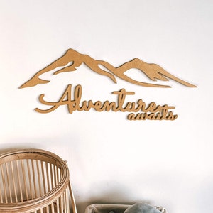 Cartello in legno "Avventura attende" Cartello personalizzato per la cameretta dei bambini Cartello da parete "Avventura attende montagne" Cartello da parete "Avventura" Decorazione da parete in legno Decorazione per la sala giochi