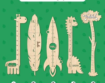 Personalisierte Wachstumstabelle aus Holz: Rakete, Dinosaurier, Giraffe, Feder, Baum