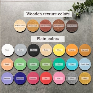 K&ouml;nnte beinhalten: Eine Tabelle mit Holztexturen und unifarbenen Farben. Die Holztexturen umfassen Naturholz, Buchenholz, Kirschholz, Walnussbraun und Kastanienholz. Die unifarbenen Farben umfassen Wei&szlig;, Grau, Schwarz, Beige, Gelb, Orange, Karamell, Pfirsich, Sellerie, Gr&uuml;n, Oliv, Mint, Tiffany, Wolkengrau, Lavendel, Marineblau, Scharlachrot, Rot, Rosa, Silber und Gold.