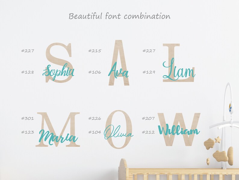 K&ouml;nnte beinhalten: Eine wei&szlig;e Wand mit sechs Holzbuchstaben, die die Namen Sophia, Ava, Liam, Maria, Olivia und William buchstabieren. Die Buchstaben sind hellbraun und die Namen sind in blaugr&uuml;ner Kursivschrift geschrieben.