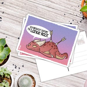 Könnte beinhalten: Eine humorvolle Postkarte mit einem roten Comic-Drachen, aus dessen Rücken Pfeile herausragen. Der Drache hat einen müden Gesichtsausdruck und eine Sprechblase über seinem Kopf, in der steht "Ich brauche sofort eine lange Rast."