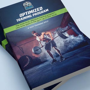 Op de afbeelding: Een stapel fitness trainingsprogramma boeken. De cover toont een gespierde man die gewichten heft, met de tekst "OPTIMIZED TRAINING PROGRAM" en "4-DAY TRAINING SPLIT". Het boek belooft een tijd-effectieve training met tot 90% resultaat.