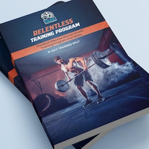 Può includere: Due libri impilati, quello superiore con il titolo "RELENTLESS TRAINING PROGRAM". La copertina mostra un uomo che solleva pesi. Il testo recita "The Most Effective Muscle Growth Training Program Ever Made" e "6-DAY TRAINING SPLIT".