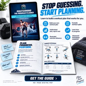 Könnte beinhalten: Ein digitales Tablet mit dem Cover des Trainingshandbuchs Mastermind The Program Planner neben einem aufgeschlagenen Buch, das Übungsreferenztabellen sowie Angaben zu Sätzen, Wiederholungen und Pausenzeiten zeigt. Enthält blaue Haftnotizen mit Fragen.