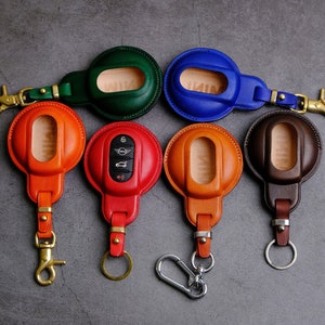 Può includere: Sei portachiavi in ​​pelle con diversi design di colori e motivi. I portachiavi sono attaccati agli anelli. I portachiavi sono in pelle e hanno una varietà di colori e motivi.