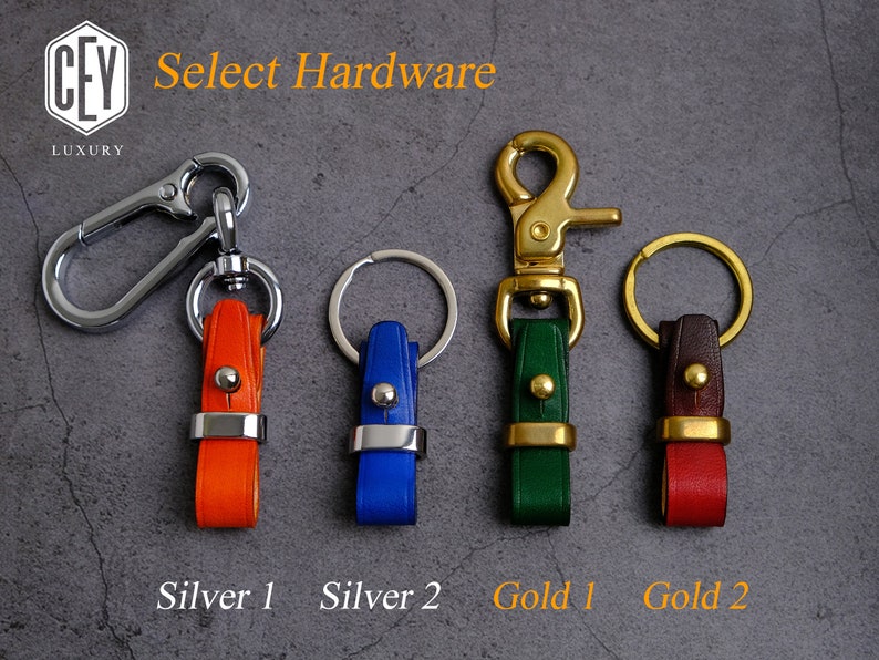Puede incluir: Cuatro llaveros diferentes con correas de cuero de diferentes colores y herrajes met&aacute;licos. Las opciones de herrajes son plata y oro. Las correas de cuero son naranja, azul, verde y rojo.