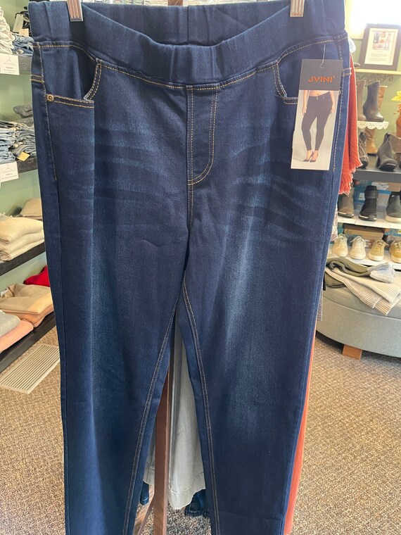 Plus size elastic waist dark denim jeans. Gem