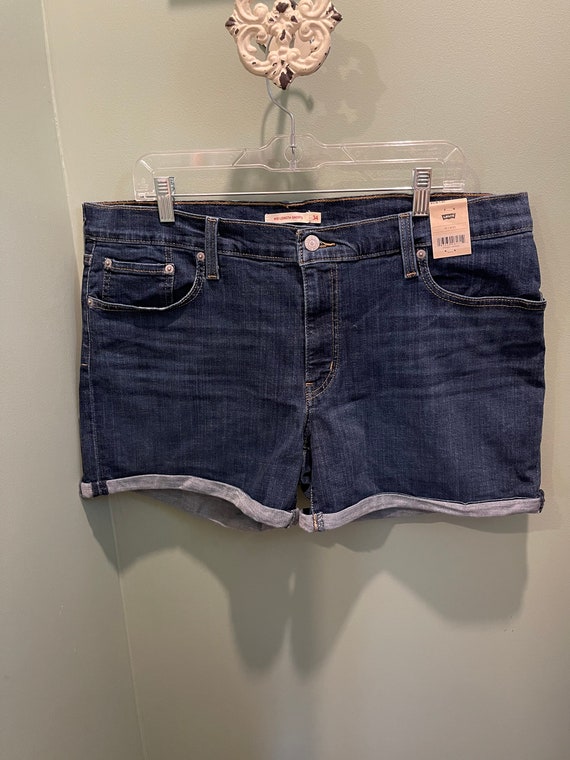 New with tags Levi's Mid length shorts size 18 W34