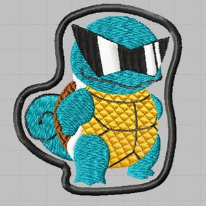 Könnte beinhalten: Gestickter Aufnäher mit einer Zeichentrickschildkröte, die eine schwarz-weiße Sonnenbrille trägt. Die Schildkröte ist türkis mit einem gelben, rautenförmigen Panzer und einem braunen Panzerdetail. Der Aufnäher hat eine schwarze Umrandung.