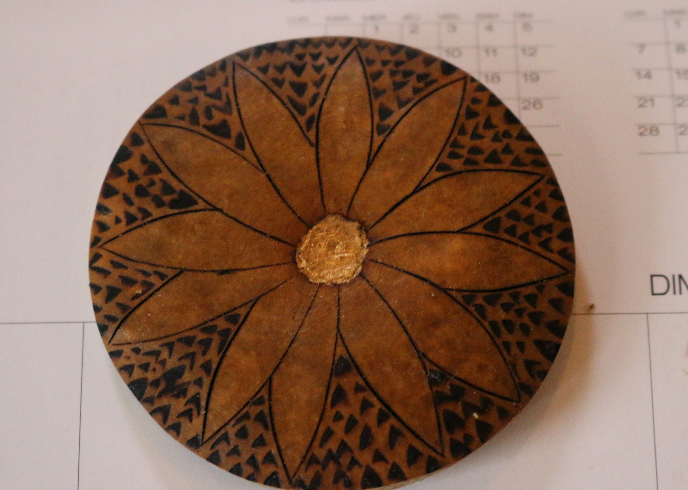 Calebasse avec bord métal décor fleuri