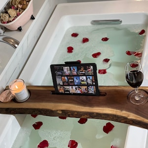 Carrito de baño / Lujoso spa personal elaborado con tablas de borde vivo de cerezo o nogal y un acabado no tóxico a prueba de agua.