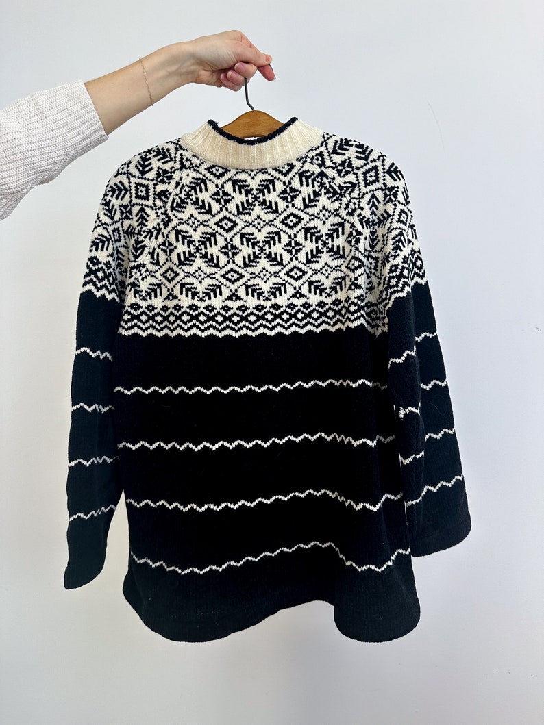 Vintage Chenille Sweater Black and White Snowflake Pattern Raglan Sleeve Erika & Co. image 10