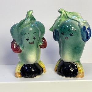 Dancing Peppers Salt & Pepper shakers in FANTASTIC CONDITION Vintage