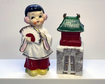 Fille japonaise tenant un éventail, avec une pagode - Série Girls Dressed in Native Costumes Salt and Pepper Shakers FANTASTIC CONDITION vintage
