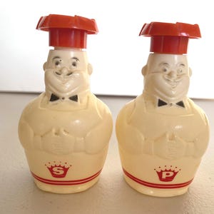 Vintage Plastic Dapolite Chefmaster Salt & Pepper Shaker Set