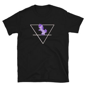 以下が含まれることがあります： 白い三角形の中に紫色のユニコーンが描かれた黒いTシャツ。ユニコーンは画像の右側を向いています。